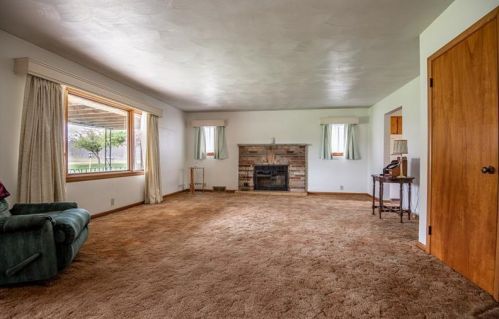 2056 Lake Rd, Hermitage, PA 16150-3226