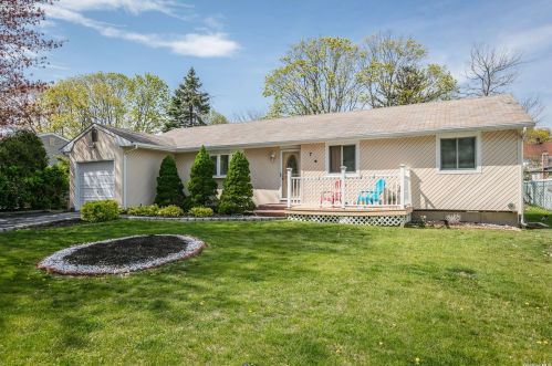 7 Arleen Ave, Holbrook, NY 11741-2305