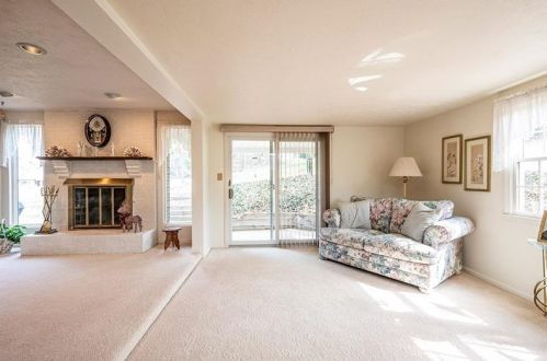 27 Greenview Dr, Jeannette PA  15644-9674 exterior