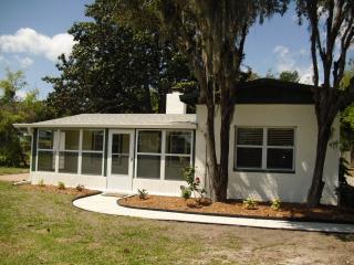 1814 Riverside Dr, Edgewater FL  32141-3601 exterior