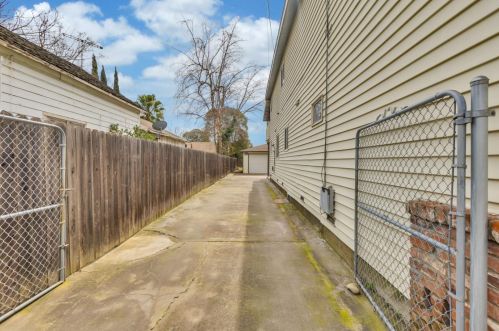 9020 Grove St, Elk Grove CA  95624-2318 exterior