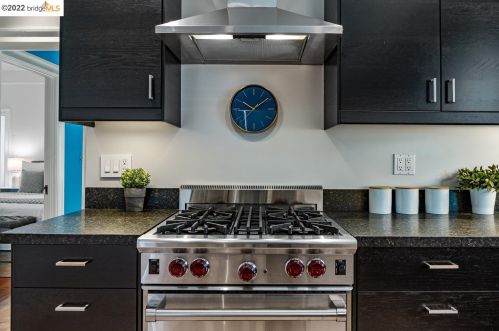 737 61st St, Oakland CA  94609-1207 exterior