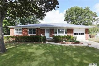17 Greenport Ave, Gordon Heights, NY 11763-3601