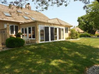 10304 Adams Ct, Thiensville, WI 53092-5401