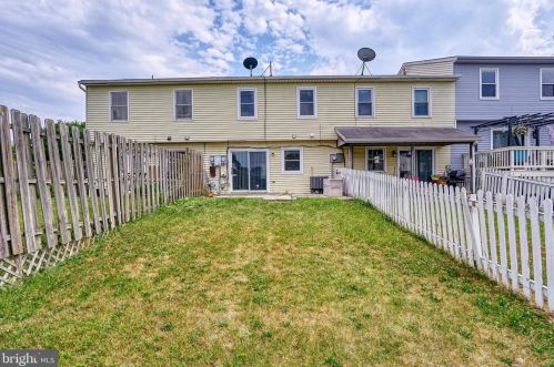 1222 Pheasant Dr, Carlisle, PA 17013-1227