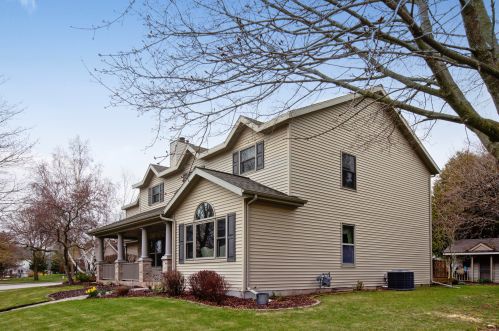 2104 Indian Creek Dr, Manitowoc, WI 54220-9676