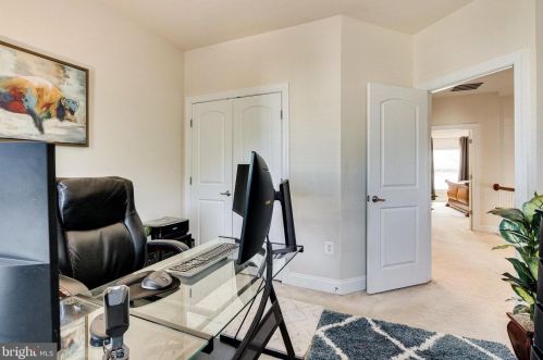 6857 Hartzell Hill Ln, Haymarket VA  20169-4944 exterior