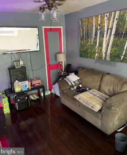 1733 Holbrook St, Washington, DC 20002-2596