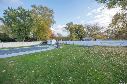 28 Hammond Rd, Elwood NY  11731-4810 exterior