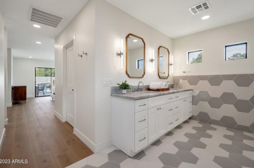 8001 11th Ave, Phoenix AZ  85021-5626 exterior