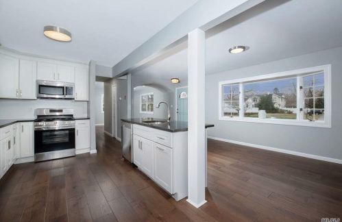 23 Commonwealth Ave, Lake Grove, NY 11755-1722