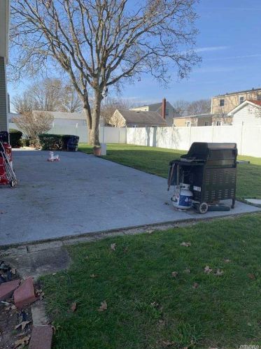 210 50th St, North Lindenhurst, NY 11757-2025