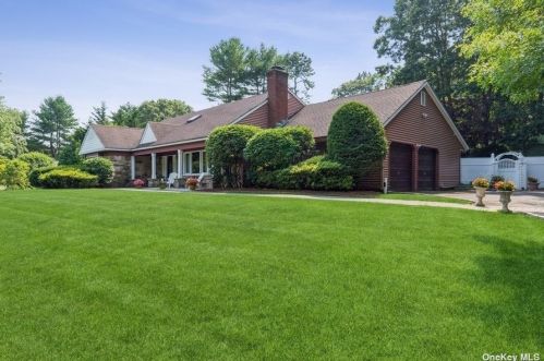 39 Northcote Dr, Huntington Station, NY 11747-3924