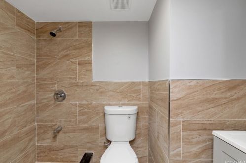 545 Queen St, Westbury NY  11590-1399 exterior