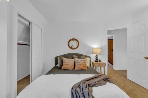 1042 Foothill Blvd, Oakland CA  94606-3016 exterior