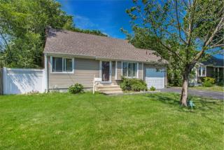 316 39th St, North Lindenhurst, NY 11757-2623