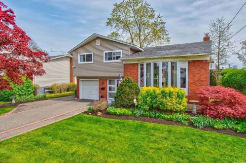 80 Cedar Rd, Westbury, NY 11590-2716