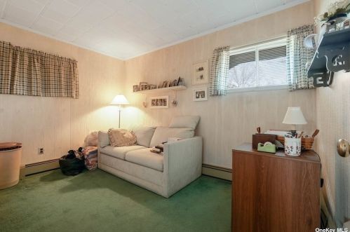 34 Flagstone Ln, Westbury NY  11590-6531 exterior