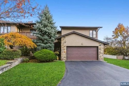 18 Cedarwood Ter, West Paterson, NJ 07424-3710