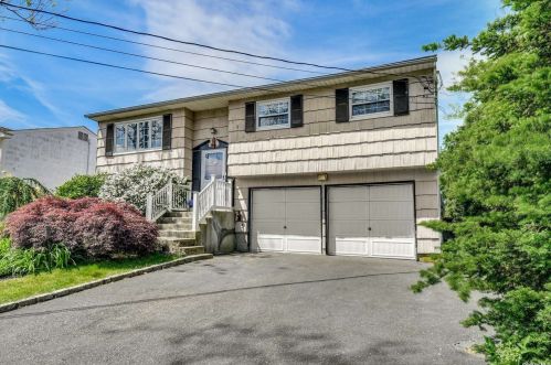 11 Bertlee Dr, Huntington Station, NY 11746-3315