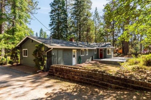 13565 Peardale Rd, Grass Valley, CA 95945-9071