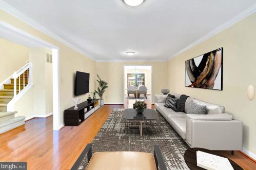 2827 Flagmaker Dr, Falls Church VA  22042-2204 exterior