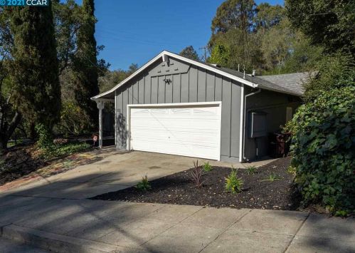 3301 Glenly Rd, Oakland CA  94605-4115 exterior