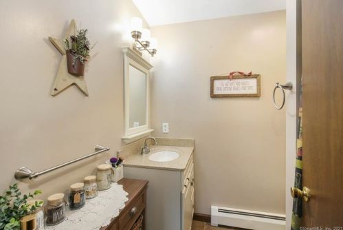 32 Elvira Hts, Putnam CT  06260-2500 exterior