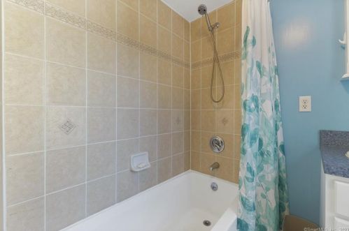 22 Tunxis St, Farmington CT  06032-2814 exterior
