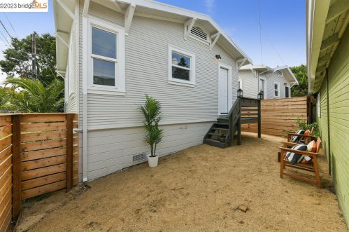 383 44th St, Oakland CA  94609-2224 exterior