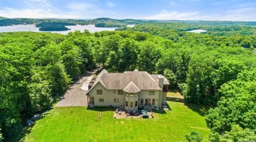 23 Hillcrest Dr, Mahopac, NY 10541-1744
