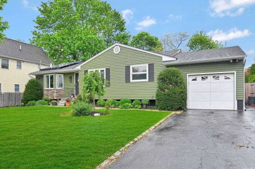 50 Georgia St, Elwood, NY 11731-2231