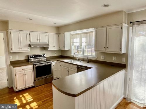 8401 Gambrill Ln, Springfield VA  22153-2207 exterior