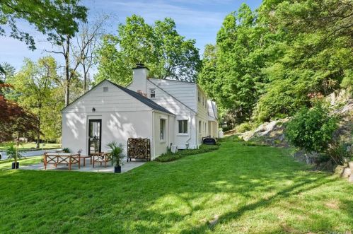 25 Roosevelt Dr, Bedford Hills, NY 10507-1003