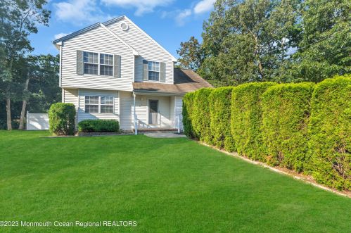 55 Cedar Dr, Bricktown, NJ 08723-6929