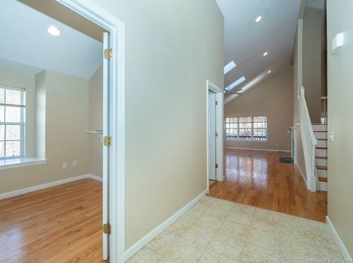 1216 Foxboro Dr, Norwalk, CT 06851-1152
