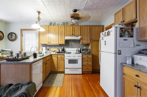 22 Wadsworth St, Waterbury, CT 06706-2145