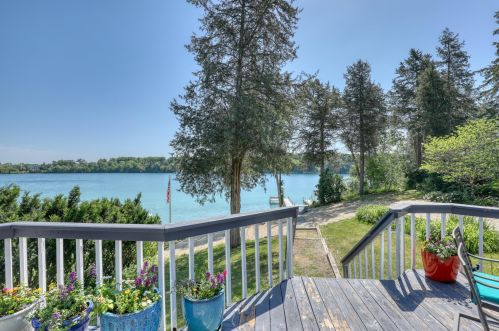 3244 Interlaken Dr, Oconomowoc, WI 53066-4913