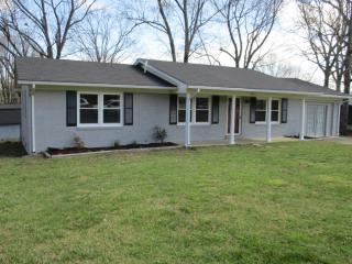 1613 Hilltop Dr, Lawrenceburg, TN 38464-4317