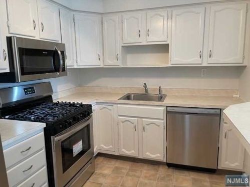 93 Konight Ct, Mahwah NJ  07430-2959 exterior