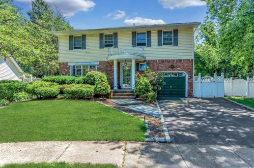 6 Stuart Ct, Huntington Station, NY 11746-4237