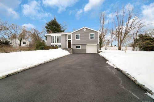 4 Richlee Dr, Elwood, NY 11731-4623