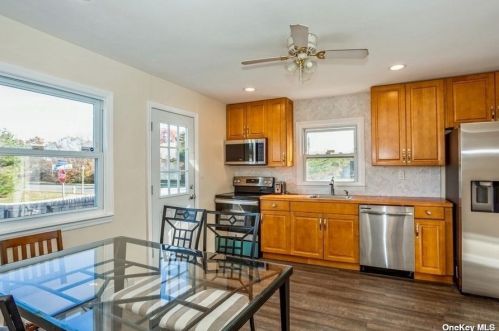 288 Greenbelt Pkwy, Holtsville, NY 11742-2207