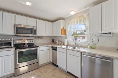 1050 Main St, Warren, RI 02885-4361