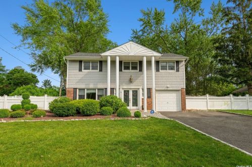 19 Holly Dr, Elwood, NY 11731-5223