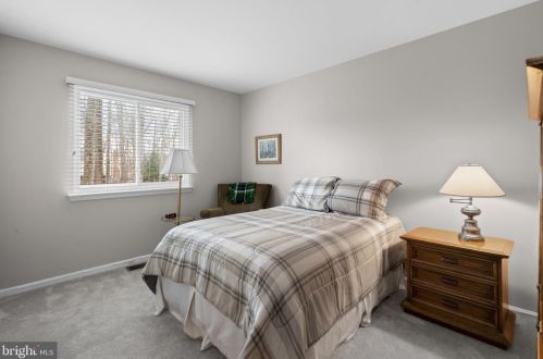 6010 Rdg Frd Dr, Springfield VA 22015-3651 exterior