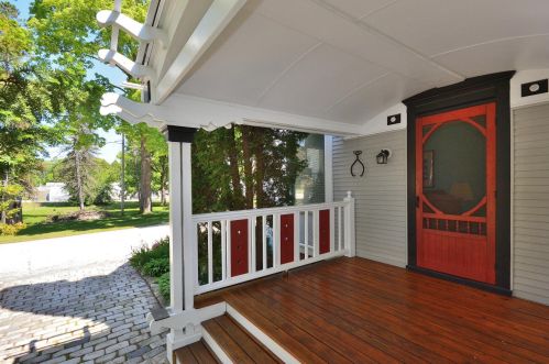 6404 Sunny Point Rd, Milwaukee, WI 53217-4073