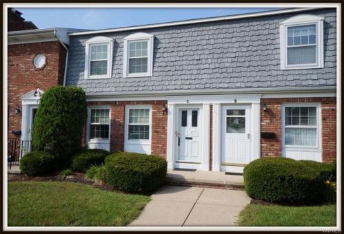 55 Oakbrook Dr, Buffalo, NY 14221-2557