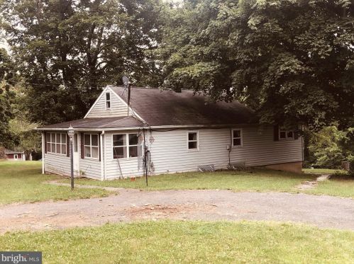 780 Gingrich Ln, Water Gap, PA 17018-9447