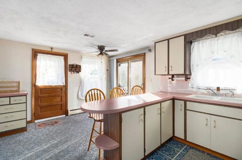 59 Grinnell Ave, Tiverton RI  02878-1901 exterior